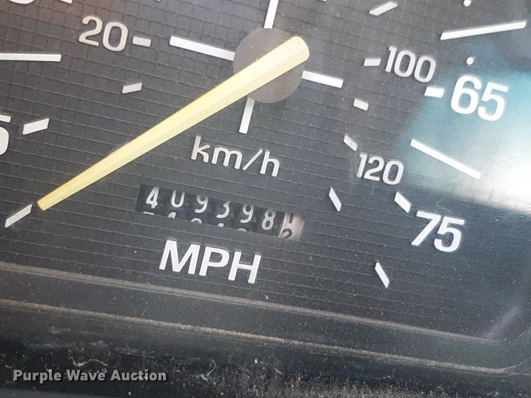 image for item DQ7118 1994 Ford F700 dump truck