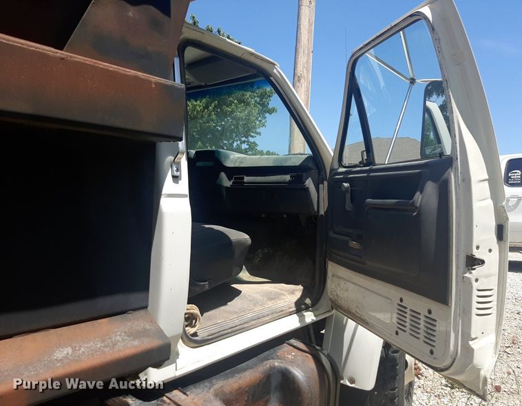image for item DQ7118 1994 Ford F700 dump truck