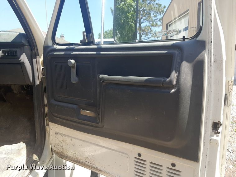 image for item DQ7118 1994 Ford F700 dump truck