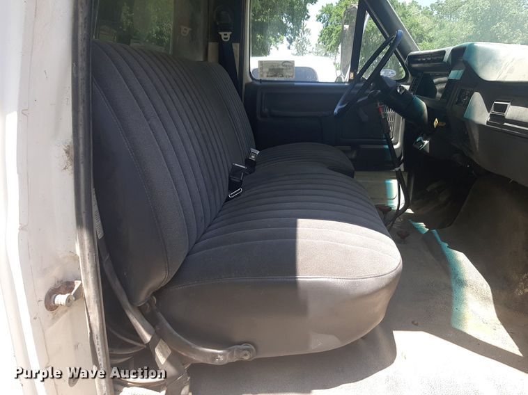 image for item DQ7118 1994 Ford F700 dump truck