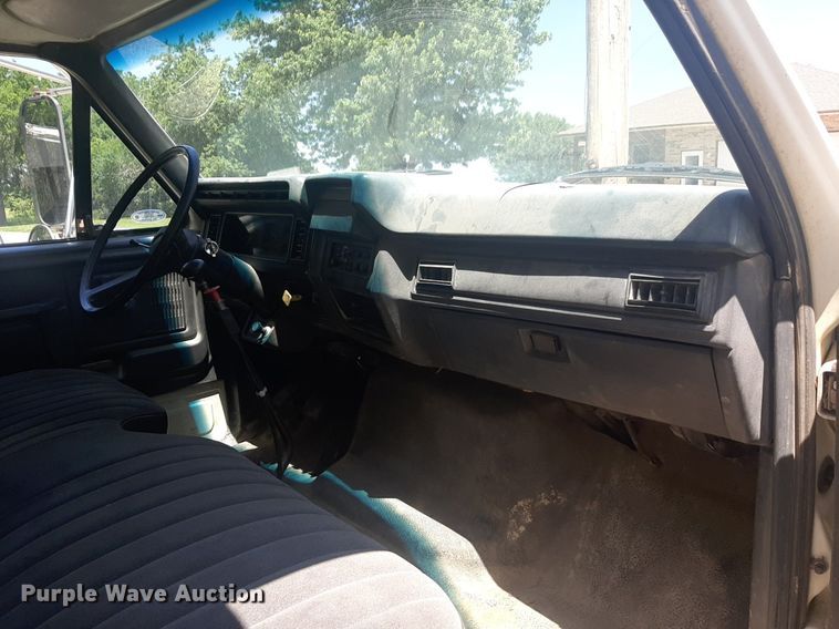 image for item DQ7118 1994 Ford F700 dump truck