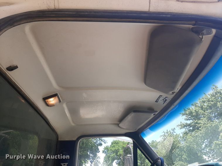 image for item DQ7118 1994 Ford F700 dump truck