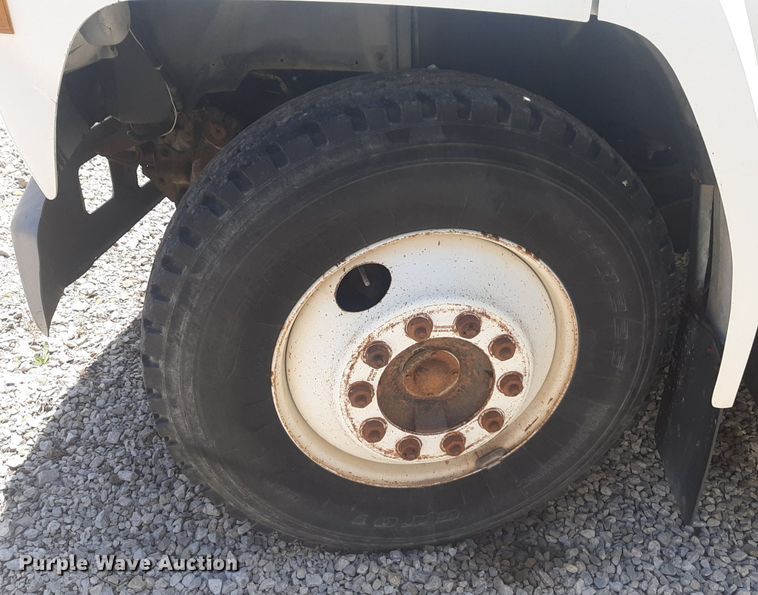 image for item DQ7118 1994 Ford F700 dump truck