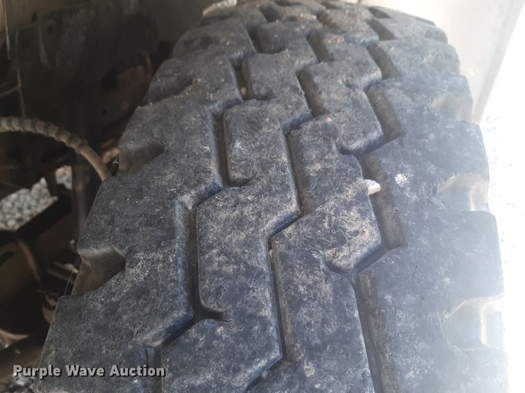 image for item DQ7118 1994 Ford F700 dump truck