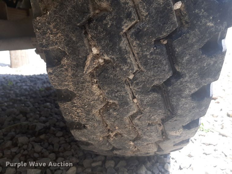 image for item DQ7118 1994 Ford F700 dump truck