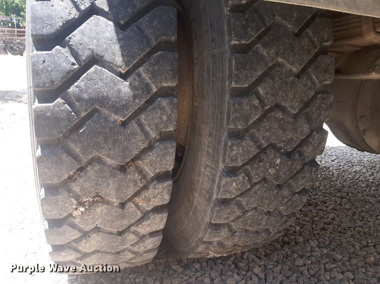 image for item DQ7118 1994 Ford F700 dump truck