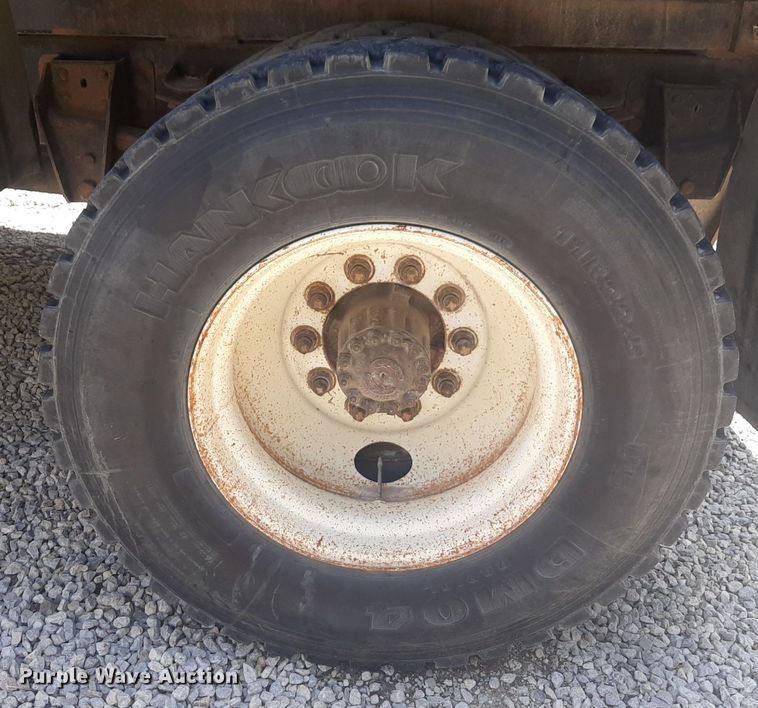 image for item DQ7118 1994 Ford F700 dump truck