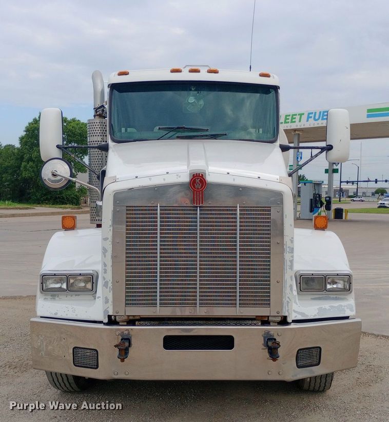 image for item DQ7202 2004 Kenworth T800 tank truck