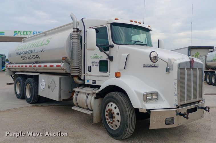 image for item DQ7202 2004 Kenworth T800 tank truck