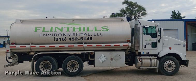 image for item DQ7202 2004 Kenworth T800 tank truck