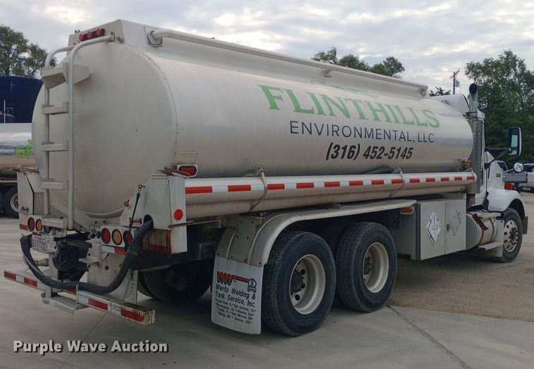 image for item DQ7202 2004 Kenworth T800 tank truck