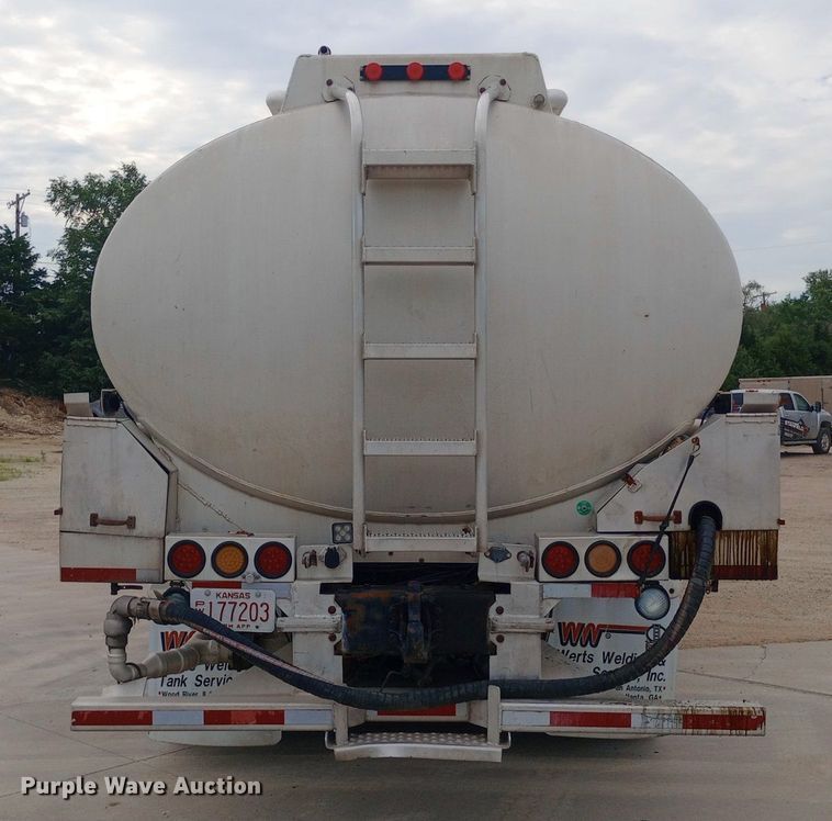 image for item DQ7202 2004 Kenworth T800 tank truck