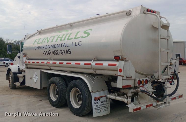 image for item DQ7202 2004 Kenworth T800 tank truck