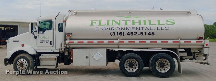 image for item DQ7202 2004 Kenworth T800 tank truck