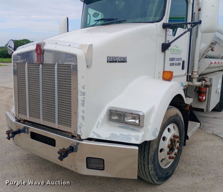 image for item DQ7202 2004 Kenworth T800 tank truck