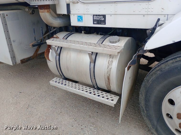 image for item DQ7202 2004 Kenworth T800 tank truck