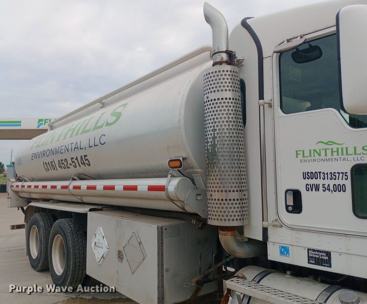 image for item DQ7202 2004 Kenworth T800 tank truck