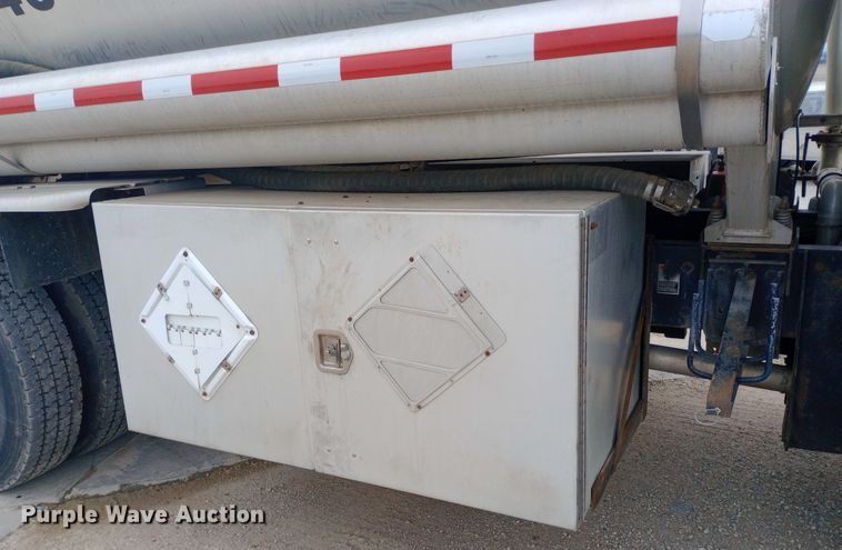 image for item DQ7202 2004 Kenworth T800 tank truck