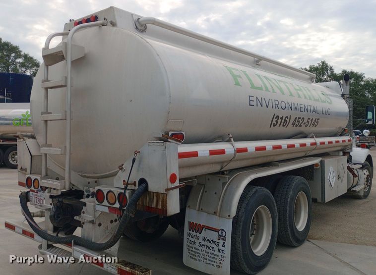 image for item DQ7202 2004 Kenworth T800 tank truck