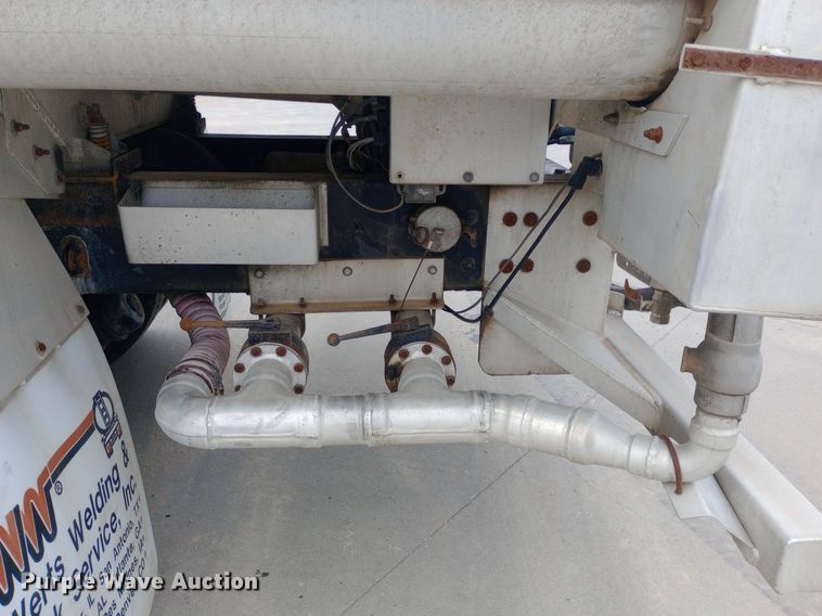 image for item DQ7202 2004 Kenworth T800 tank truck