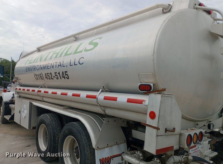 image for item DQ7202 2004 Kenworth T800 tank truck