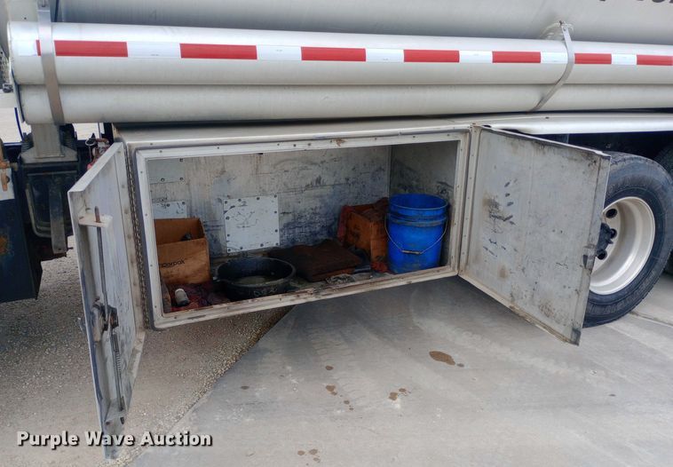 image for item DQ7202 2004 Kenworth T800 tank truck