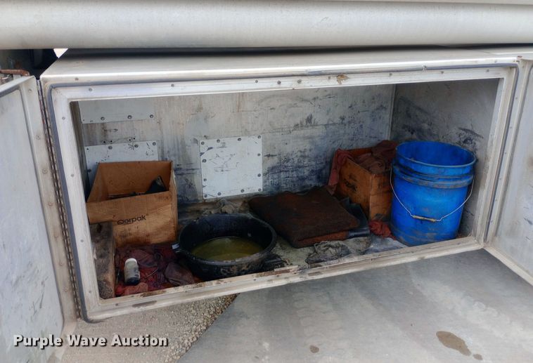 image for item DQ7202 2004 Kenworth T800 tank truck