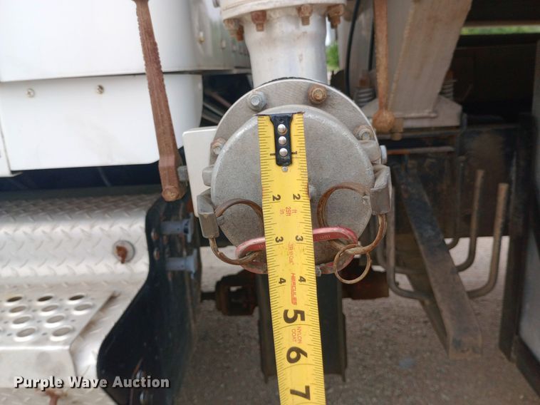 image for item DQ7202 2004 Kenworth T800 tank truck