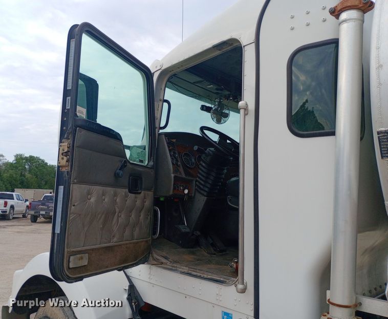 image for item DQ7202 2004 Kenworth T800 tank truck