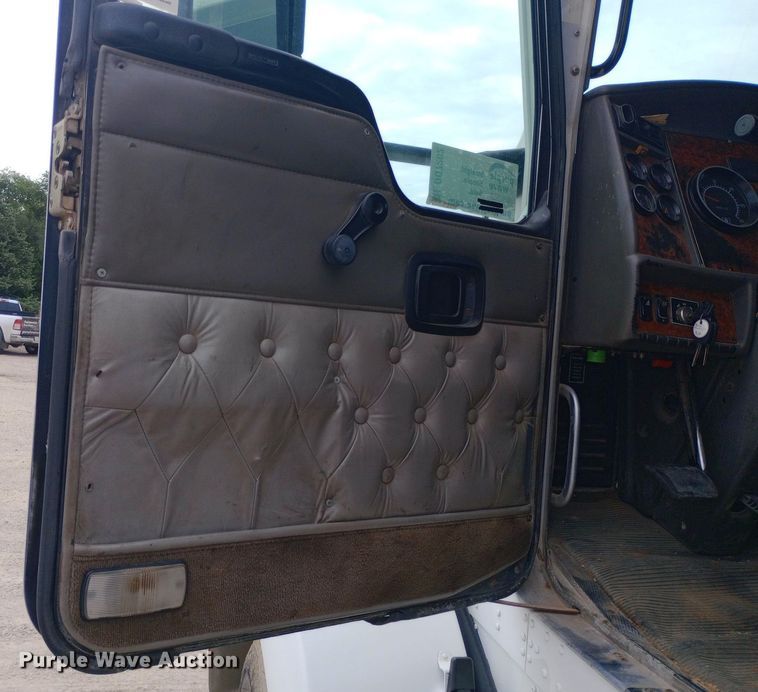 image for item DQ7202 2004 Kenworth T800 tank truck