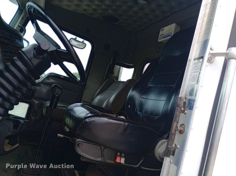 image for item DQ7202 2004 Kenworth T800 tank truck