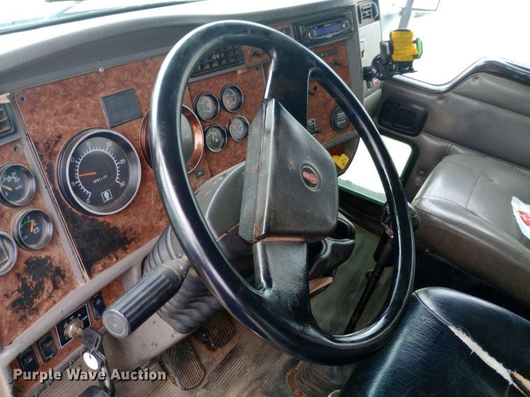 image for item DQ7202 2004 Kenworth T800 tank truck