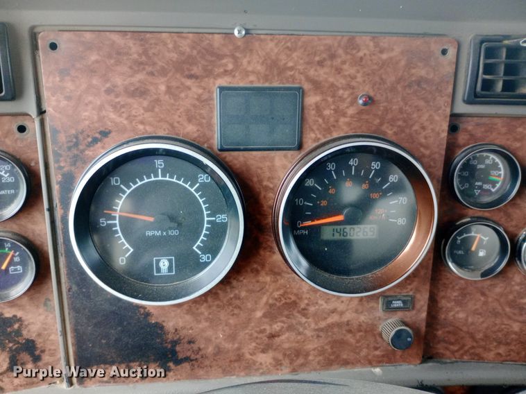 image for item DQ7202 2004 Kenworth T800 tank truck