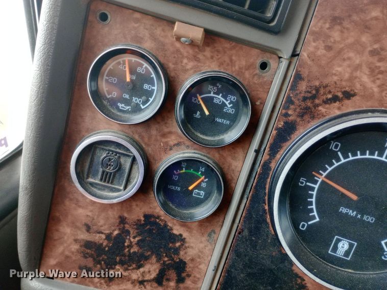 image for item DQ7202 2004 Kenworth T800 tank truck