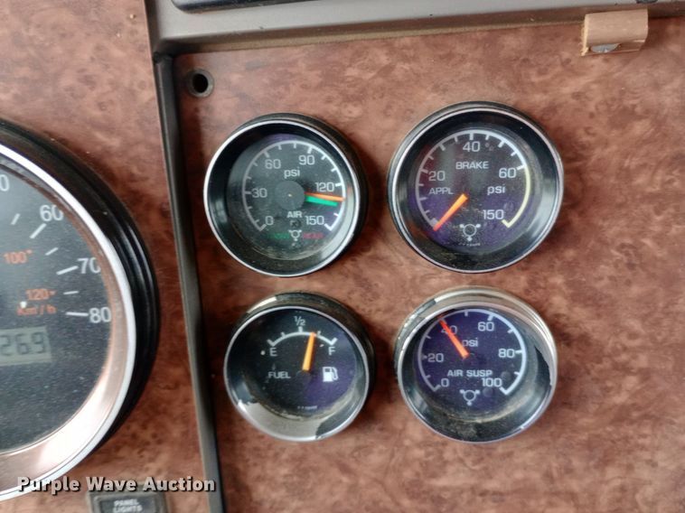 image for item DQ7202 2004 Kenworth T800 tank truck