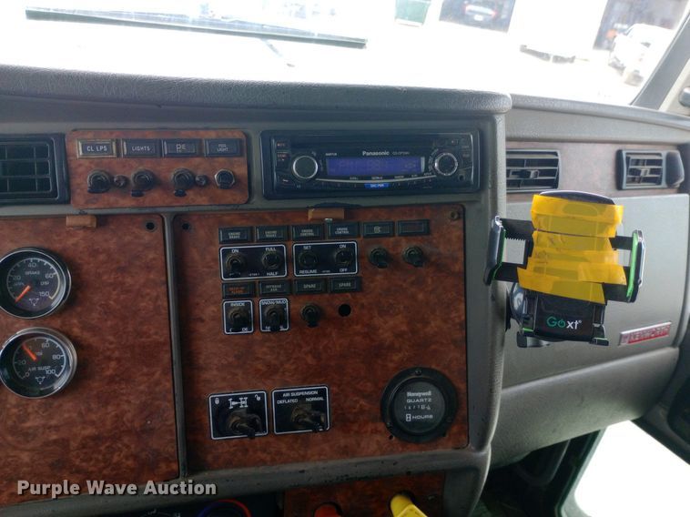 image for item DQ7202 2004 Kenworth T800 tank truck