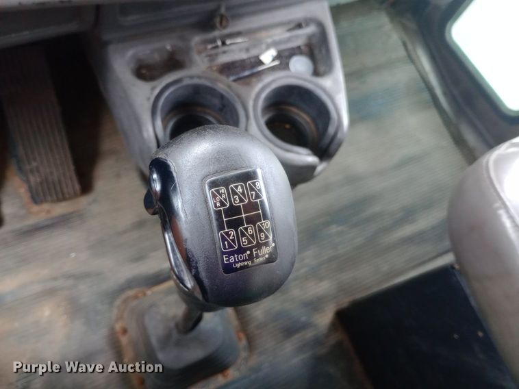 image for item DQ7202 2004 Kenworth T800 tank truck