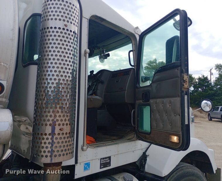 image for item DQ7202 2004 Kenworth T800 tank truck