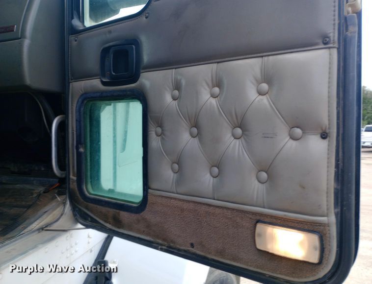 image for item DQ7202 2004 Kenworth T800 tank truck