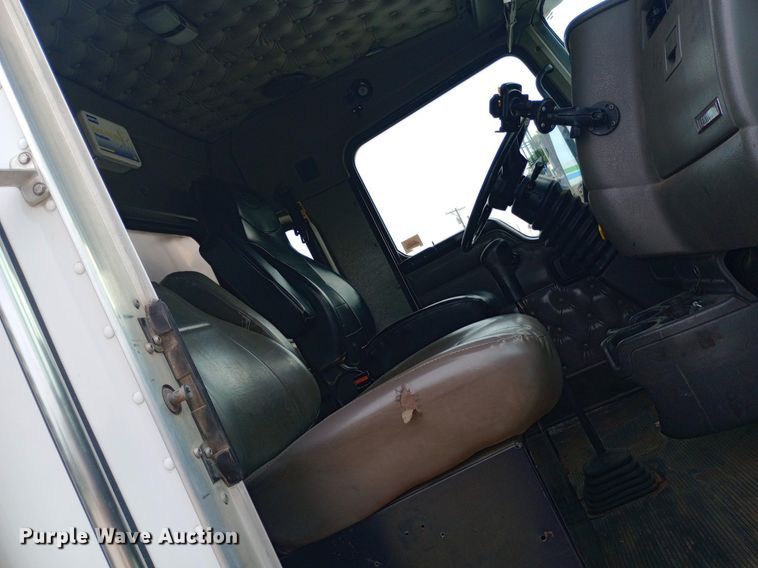 image for item DQ7202 2004 Kenworth T800 tank truck