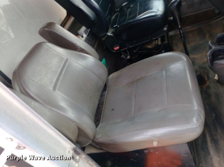 image for item DQ7202 2004 Kenworth T800 tank truck