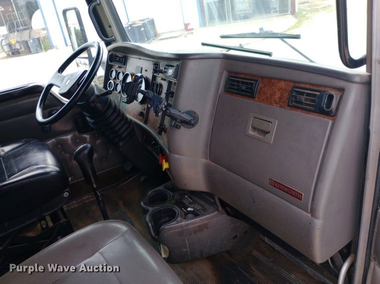 image for item DQ7202 2004 Kenworth T800 tank truck