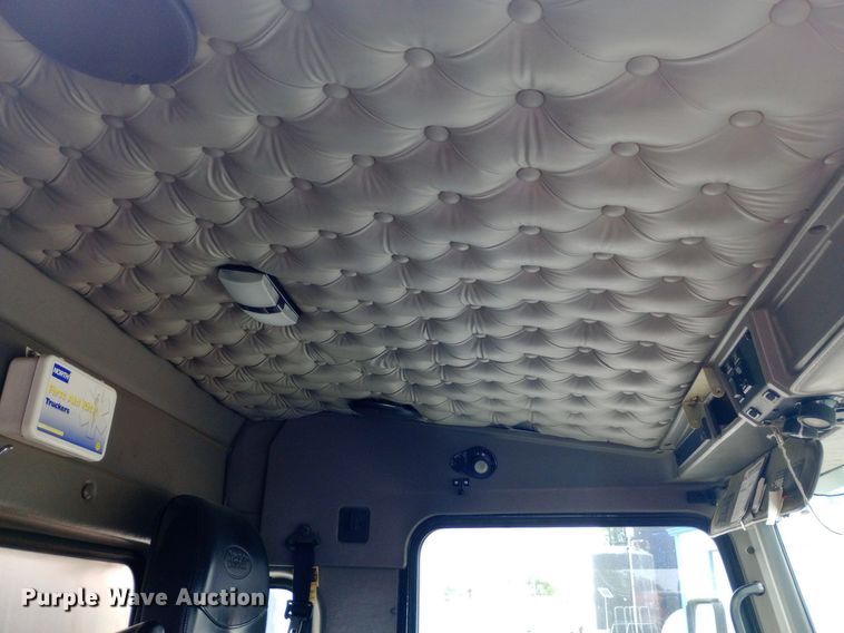 image for item DQ7202 2004 Kenworth T800 tank truck