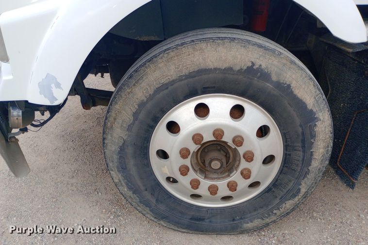 image for item DQ7202 2004 Kenworth T800 tank truck