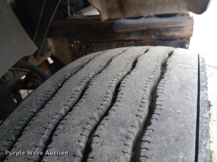 image for item DQ7202 2004 Kenworth T800 tank truck