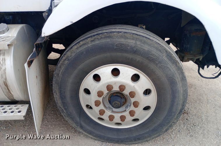 image for item DQ7202 2004 Kenworth T800 tank truck