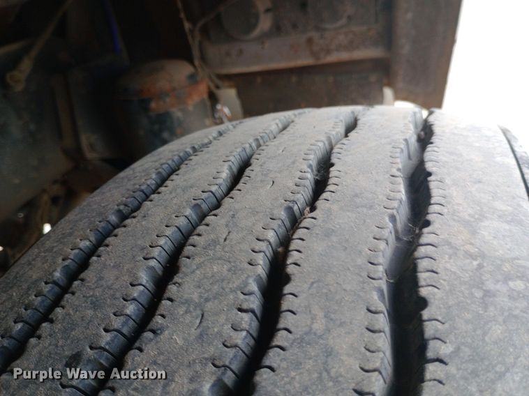 image for item DQ7202 2004 Kenworth T800 tank truck