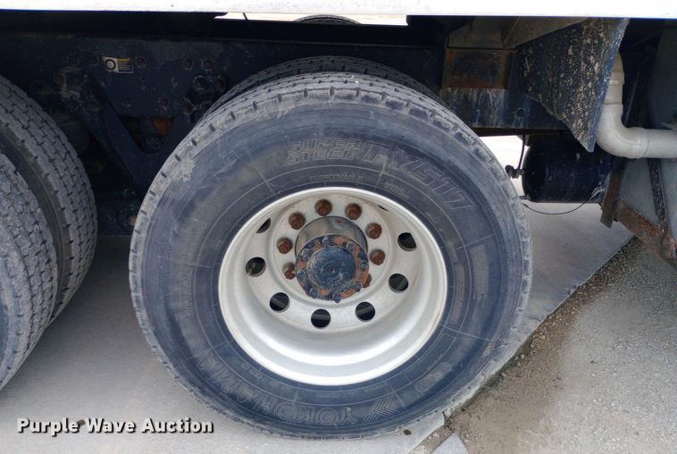 image for item DQ7202 2004 Kenworth T800 tank truck