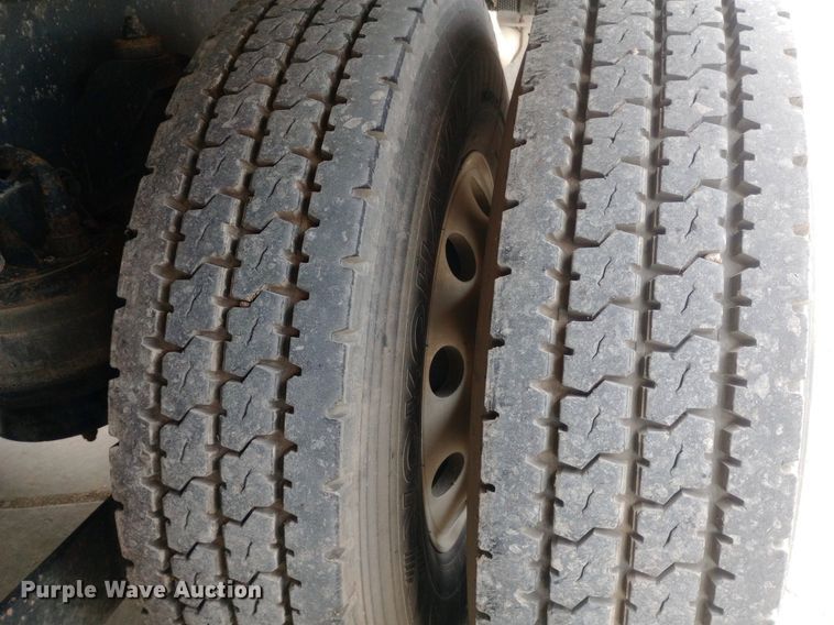 image for item DQ7202 2004 Kenworth T800 tank truck