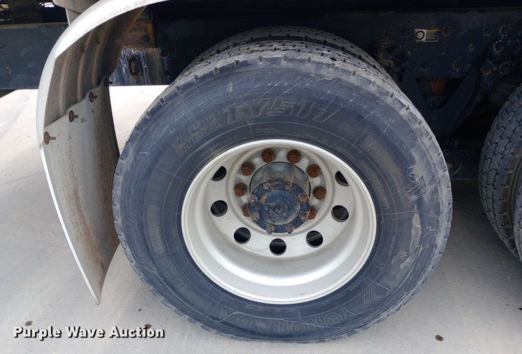 image for item DQ7202 2004 Kenworth T800 tank truck